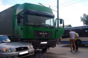 В пензенской Терновке фура «прижала» иномарку
