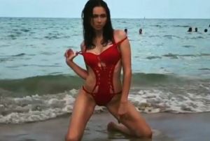 «Телефон ломится от сексуальных снимков и видео». Настасья Самбурская позировала на пляже