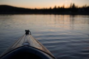 Перевернулась лодка. Тело женщины найдено, мужчину ищут