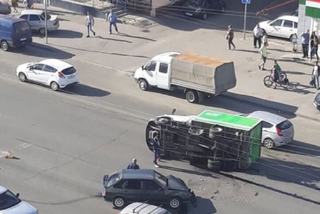 В Пензе на улице Суворова перевернулась «ГАЗель»