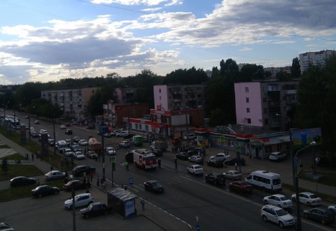 «Объезжайте, кто может». На улице Суворова случилась вторая авария за вечер