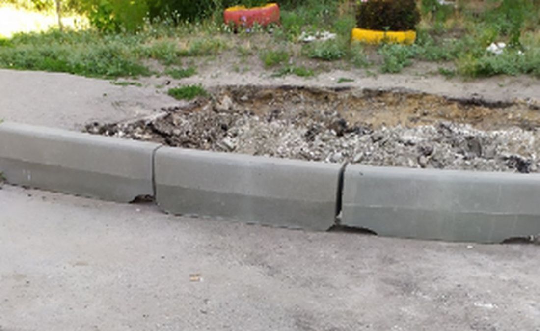 Горожане не понимают, почему пензенские рабочие намеренно портят новые бордюры. Фото