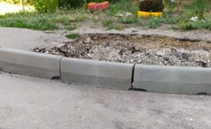 Горожане не понимают, почему пензенские рабочие намеренно портят новые бордюры. Фото