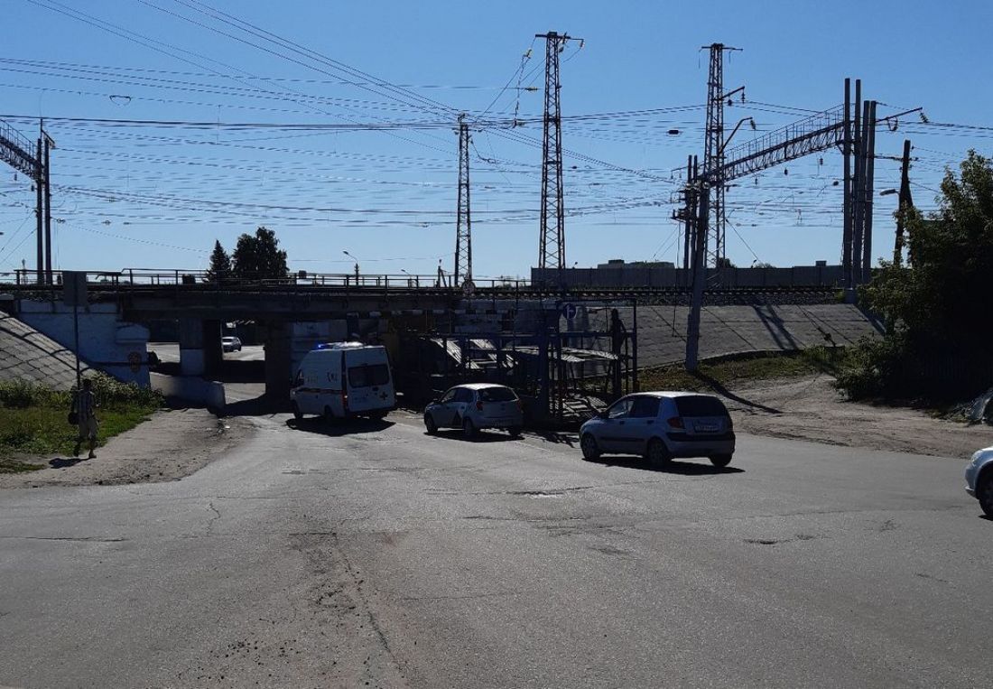 На съезде с Бакунинского моста Пензы застрял автовоз