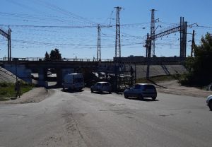На съезде с Бакунинского моста Пензы застрял автовоз