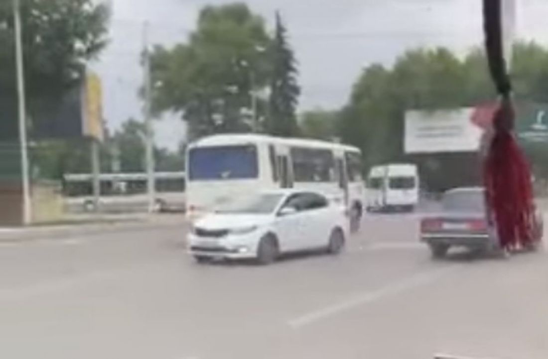 Водитель в Пензе проехал по встречке между потоками машин. Видео