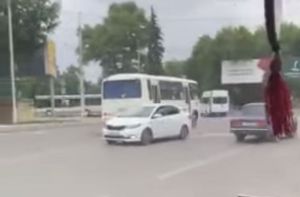 Водитель в Пензе проехал по встречке между потоками машин. Видео