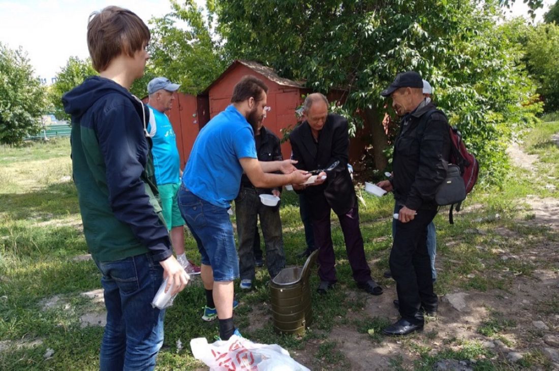 В Пензе добровольцы кормят бездомных