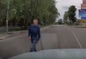 Житель Пензы изящно увернулся от едущего на него грузовика. Видео