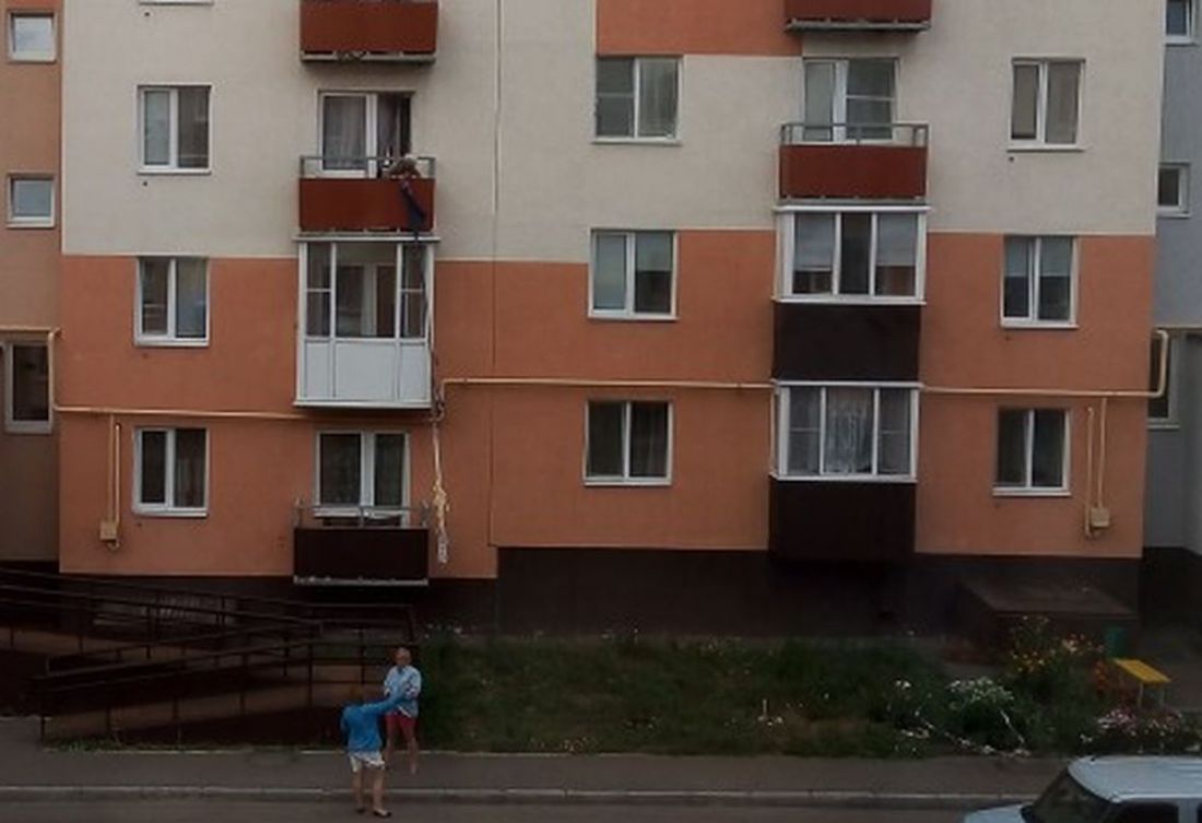 В Пензе бабушка связала простыни, чтобы спуститься с 3 этажа. Фото