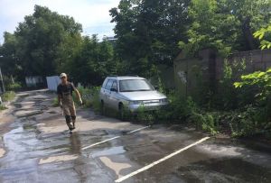На Бекешской улице Пензы забил вонючий источник. Фото