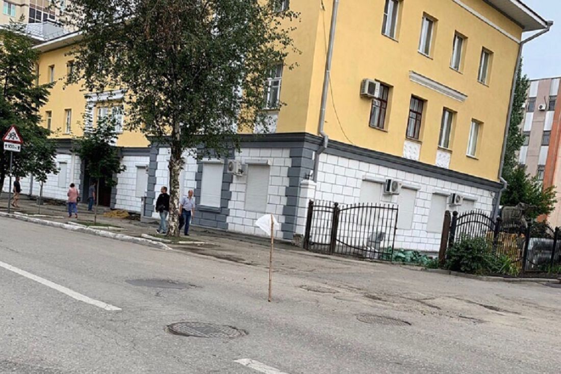 На проезжей части в центре Пензы начал проваливаться асфальт