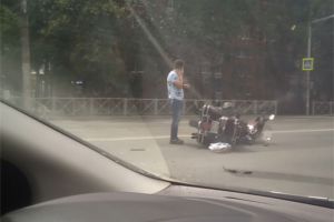 «Жив я, спасибо». Мотоциклист, попавший в аварию на проспекте Победы, ищет очевидцев