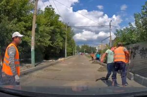 В Пензе дорожный рабочий избил прохожего. Видео