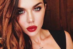 Анна Седокова продемонстрировала зону декольте в откровенном купальнике