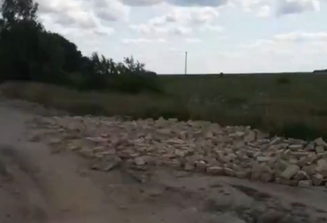 Жители Пензенской области оценили ремонт дороги кирпичами. Видео