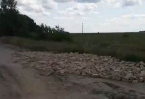 Жители Пензенской области оценили ремонт дороги кирпичами. Видео