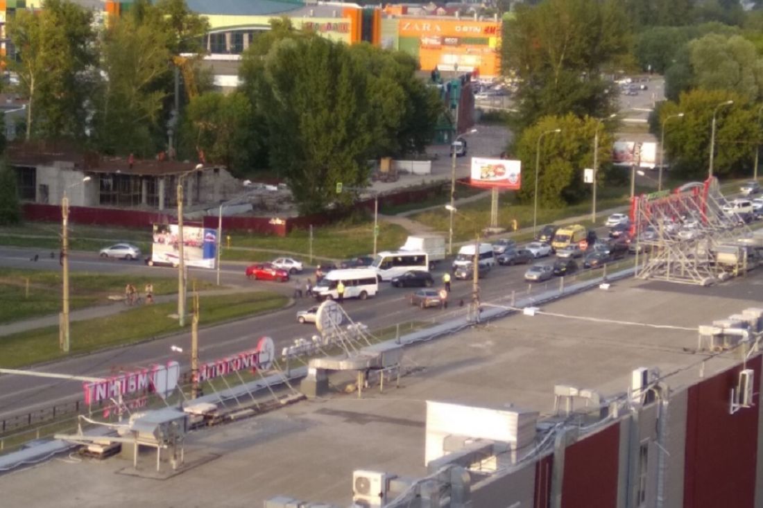 В Пензе на проспекте Строителей перекрыли движение