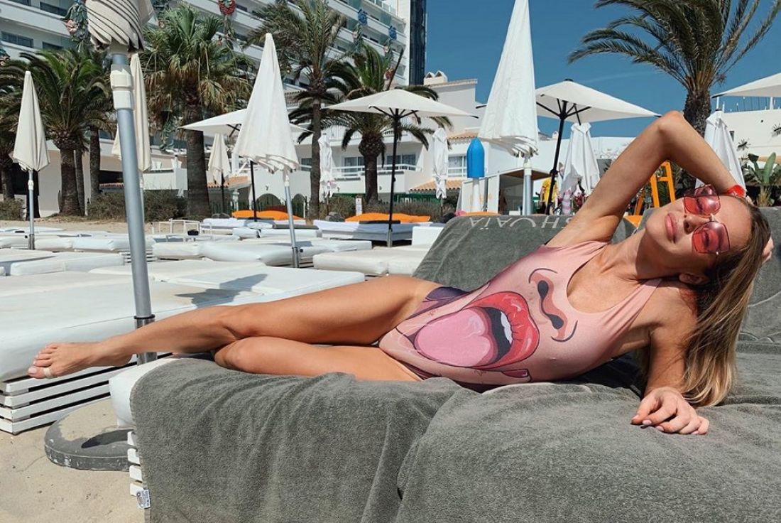 «Это ужасно!» Поклонникам не понравился «кричащий» купальник звезды сериала «Универ. Новая общага»
