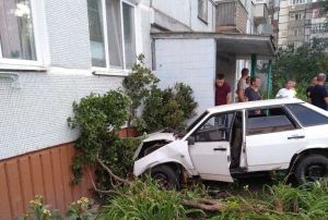 Пензячка пояснила, как «девятка» перелетела забор и врезалась в дом