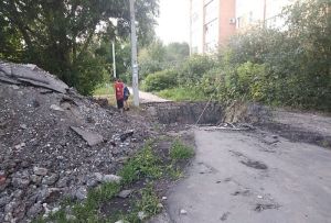 На улице 8 Марта в Пензе дети гуляют по краю огромной ямы. Фото
