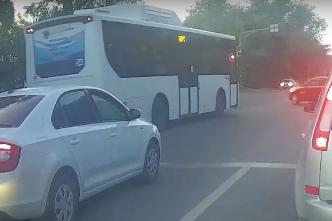 Водитель пензенского автобуса жестко игнорирует правила дорожного движения. Видео