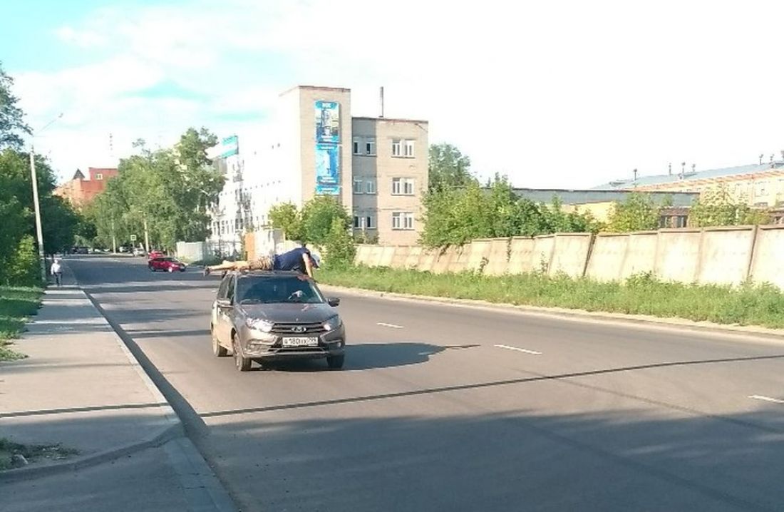 На улице Гоголя в Пензе мужчина ехал на крыше «Яндекс такси». Видео