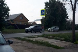 В Пензе в результате ДТП у «LADA» разворотило переднюю часть авто