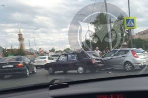 В центре Пензы на перекрестке не разъехались две легковушки