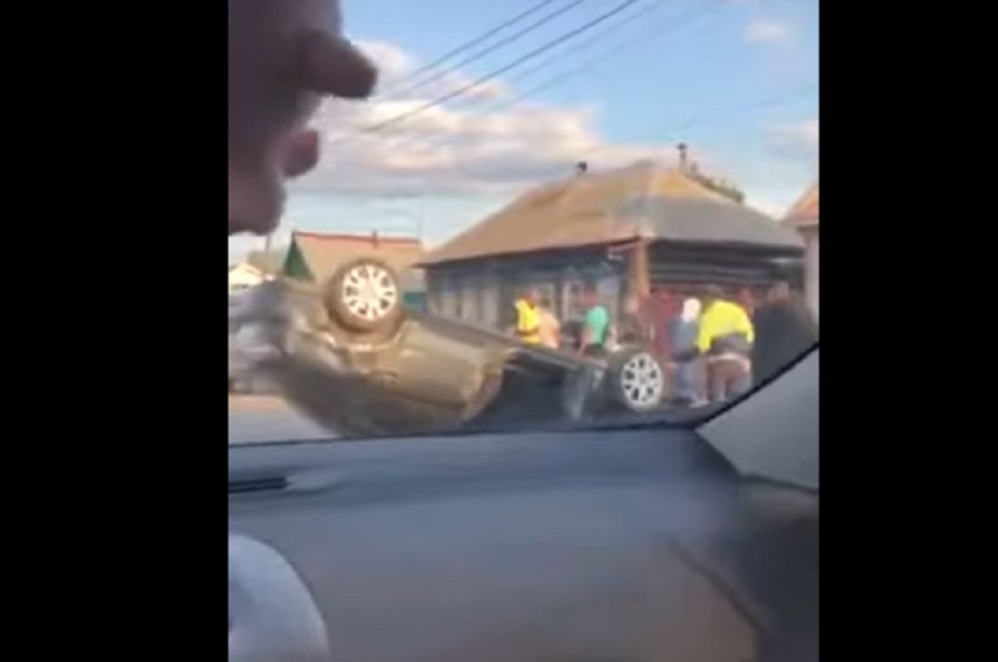 В Кузнецке легковушка перевернулась на крышу. Видео
