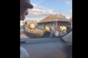 В Кузнецке легковушка перевернулась на крышу. Видео