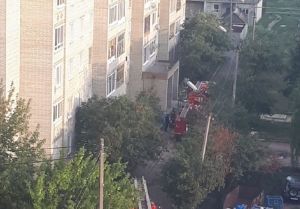 К многоэтажке в Кузнецке приехали три пожарных машины