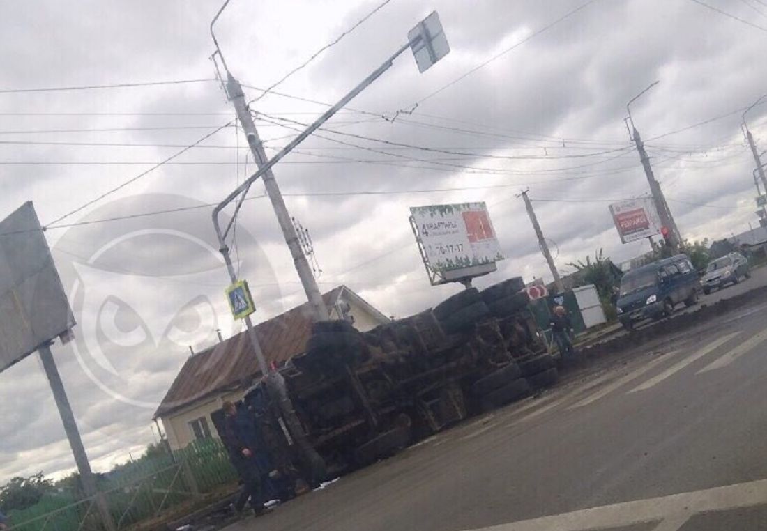 В Пензе на улице Калинина перевернулся самосвал