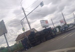 В Пензе на улице Калинина перевернулся самосвал