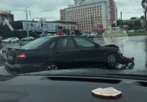 У пензенского кинотеатра машине оторвало бампер