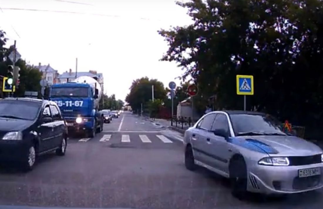 Пензенский водитель продемонстрировал невероятную наглость на перекрестке. Видео