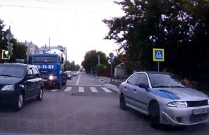 Пензенский водитель продемонстрировал невероятную наглость на перекрестке. Видео