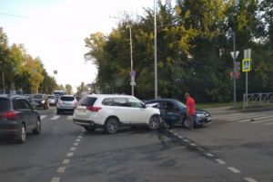 В Пензе иномарка впечаталась в автомобиль «Яндекс Такси»