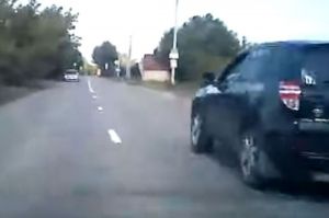 В Пензе водитель внедорожника провоцировал лобовое столкновение. Видео