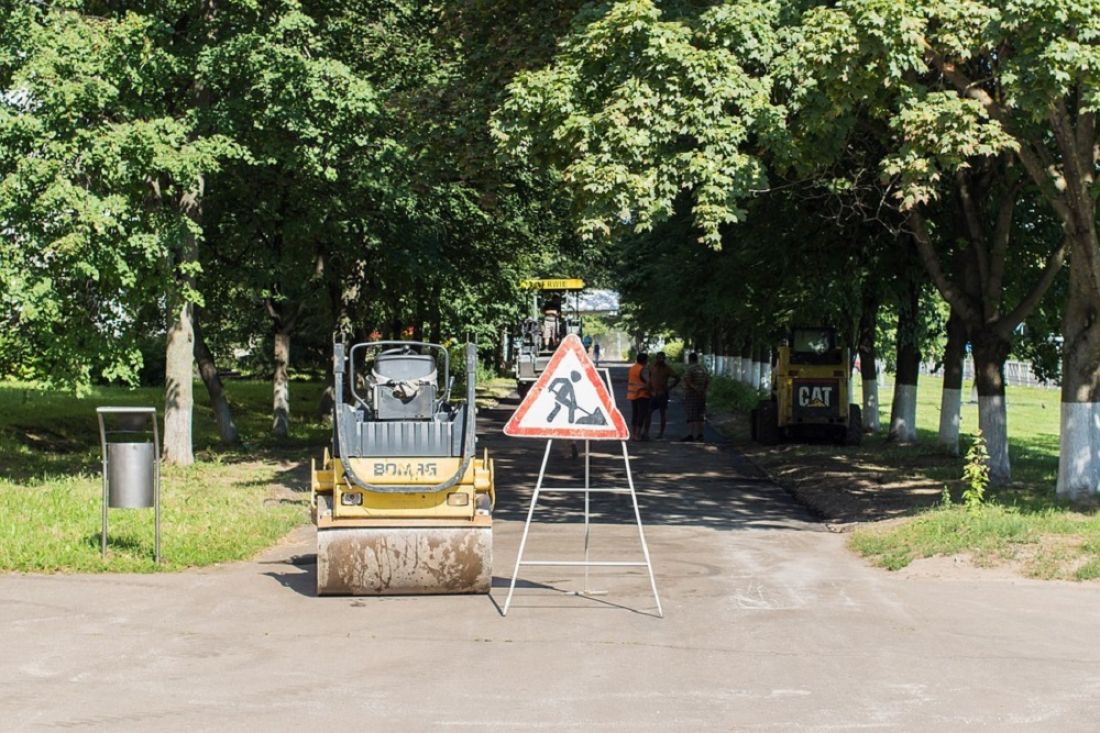 В Пензе тропинку заасфальтировали самым странным образом. Видео