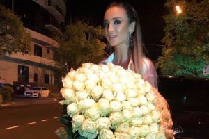 «Вау, от кого?» Ольга Бузова прикрыла оголенные ноги огромным букетом