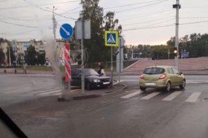 Рано утром в Пензе иномарка врезалась в дорожный знак