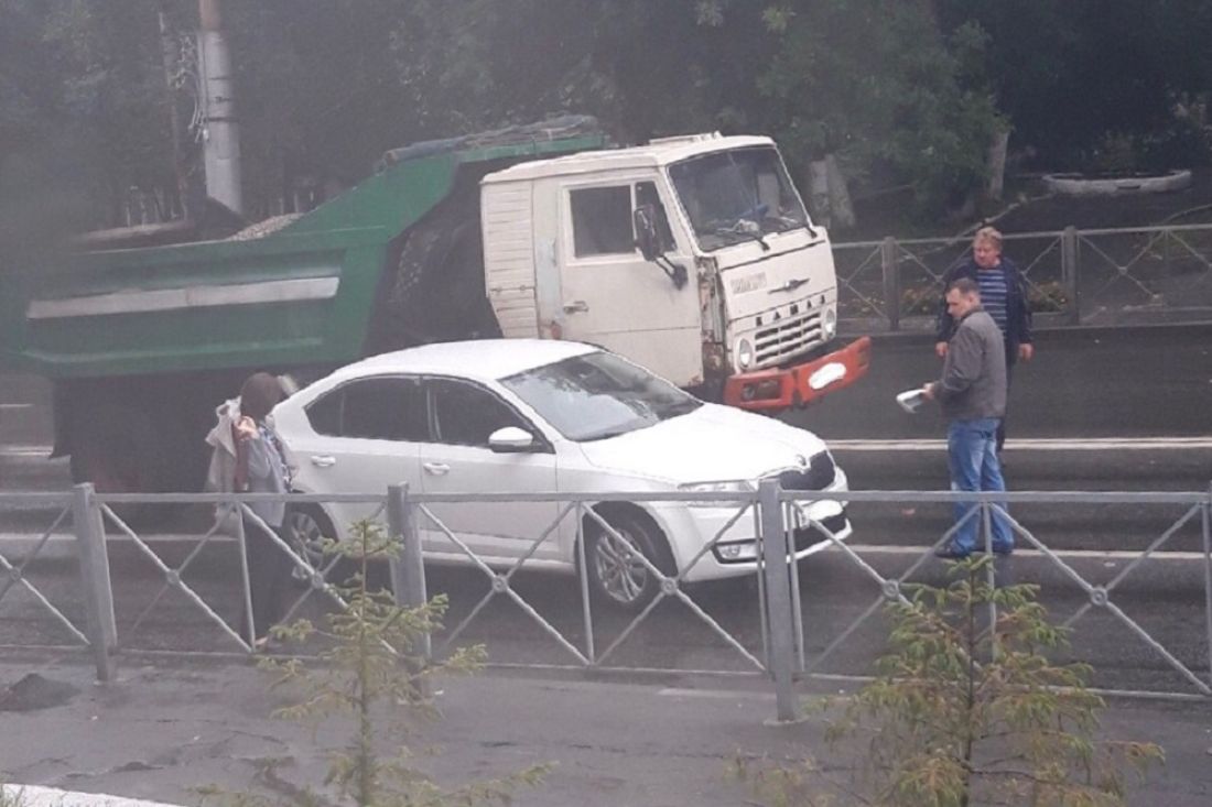 На Южной поляне в Пензе столкнулись «КамАЗ» и иномарка