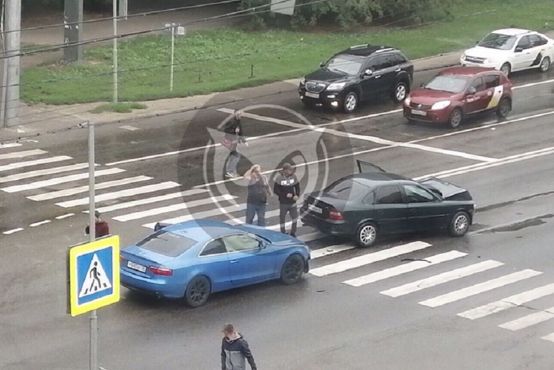 На пензенском перекрестке не разъехались две легковушки