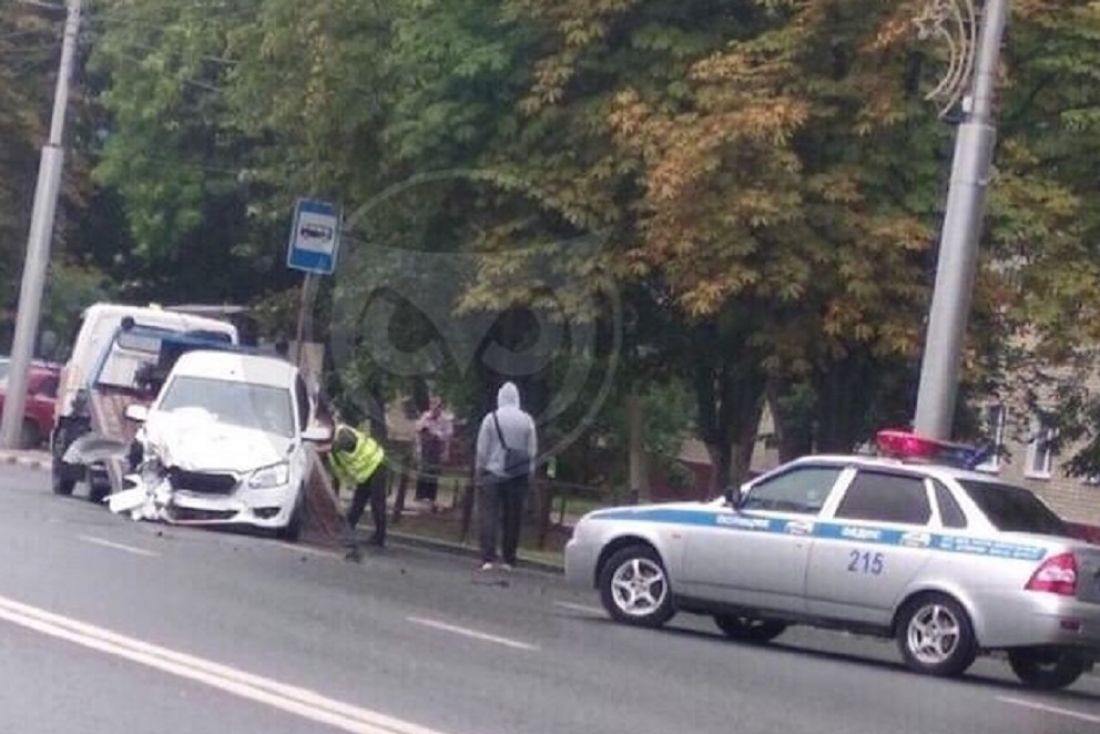 В Пензе на ул. Коммунистической легковушке сплющило перед