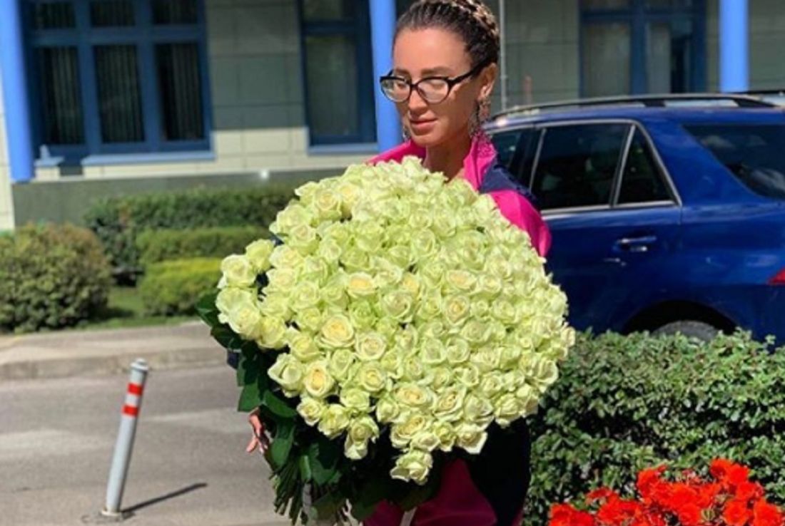 Ольга Бузова заинтриговала поклонников шикарным букетом