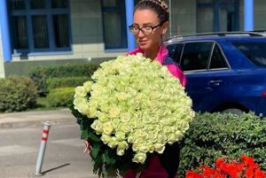 Ольга Бузова заинтриговала поклонников шикарным букетом