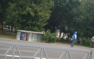 В центре Пензы перевернулся остановочный павильон