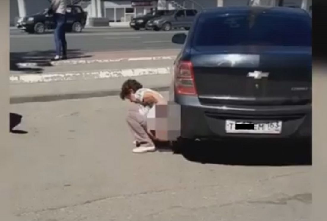 В Пензе женщина справила нужду у всех на глазах
