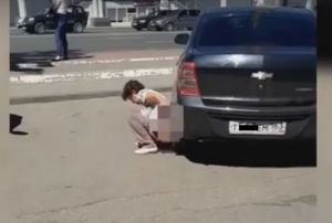В Пензе женщина справила нужду у всех на глазах